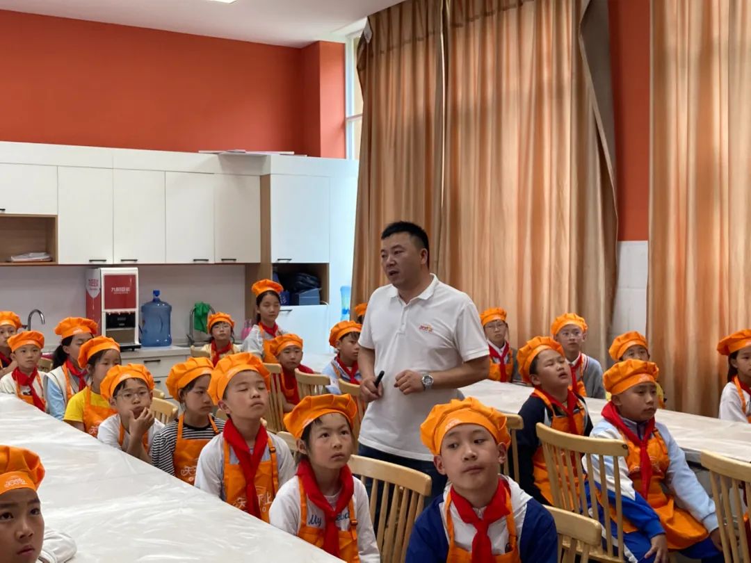 【膳学堂】邂逅傣族风味——从学做菠萝饭开始 膳学堂走进棕树营小学(图2)
