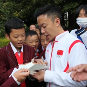 奥运冠军郭伟阳老师亲临昆明市滇池度假区实验学校为校运会加油